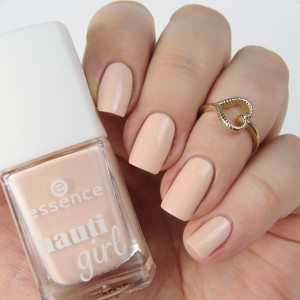 essence nauti girl Trend Edition Swatches: Limited Edition im maritim Look. Nagellack: crew first