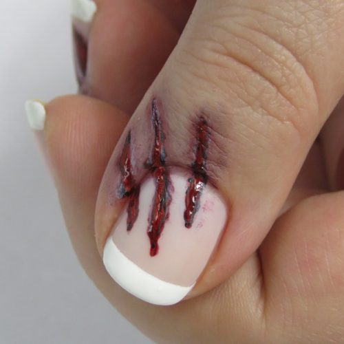 Bloody Halloween Nails: Blutiges Halloween Nageldesign mit tiefen Kratzern. Leichtes Nageldesign zum selber machen