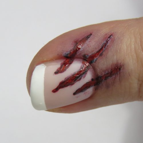 Bloody Halloween Nails: Blutiges Halloween Nageldesign mit tiefen Kratzern. Leichtes Nageldesign zum selber machen