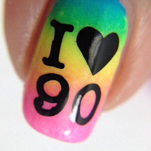 90s Neon Gradient Nail Art: Buntes Regenbogen Nageldesign mit Neon Nagellack