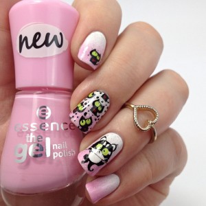 Katzen Nageldesign: Einfaches Nageldesign mit Nagellack und Stempel - alle Bilder auf nisinails.de